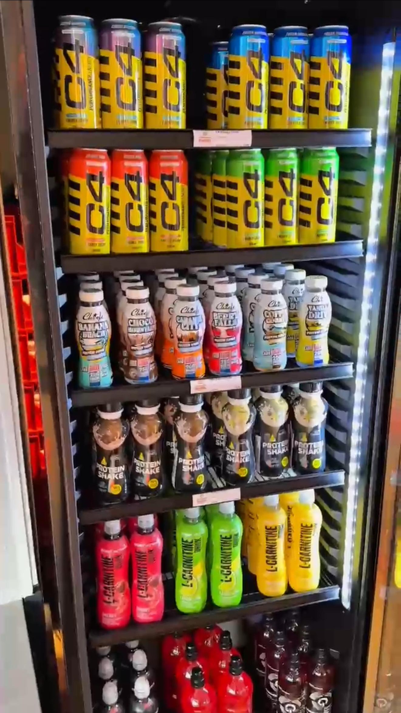 Getränkekühlschrank mit Proteinshakes & Energydrinks
